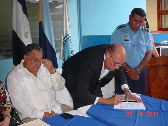 El doctor Walter Jimenez firma convenio con la policia